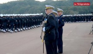 Lanvéoc-Poulmic (29). Les promotions 2015 de l'école navale présentées au drapeau