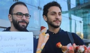 Berlin : des réfugiés offrent leur coeur avec des roses