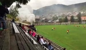 Incroyable mais vrai, un train à vapeur traverse un stade en plein match de foot