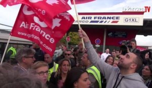 Les salariés d'Air France chantent "tomber la chemise"