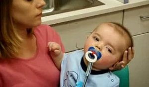 Sourd à la naissance, ce bébé entend sa mère pour la première fois