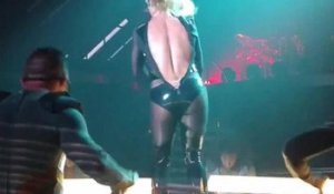 Britney Spears craque son costume à Las Vegas (Fail)