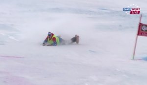 Ski: le moment de solitude d'un pisteur qui dévale la pente