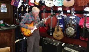 Un papy de 80 ans déchire tout à la guitare électrique... Quel talent!