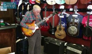 À 81 ans, il entre dans un magasin et joue de la guitare comme un dieu