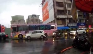 Deux scooters se percutent sur une route mouillée