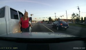 Road Rage aux USA, une femme rentre dans une voiture et crache sur le pare-brise