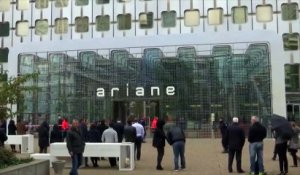 Le "Spiderman français" escalade la tour Ariane de La Défense