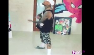 Vidéo : Chris Brown a le swag même en savates !