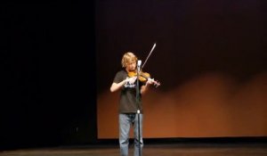 Un adolescent joue Stairway to Heaven au violon