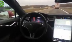 Un néerlandais sur l'autoroute à 83 km/h en mode pilote automatique avec sa Tesla S