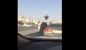 Deux femmes en burqa se battent sur la route
