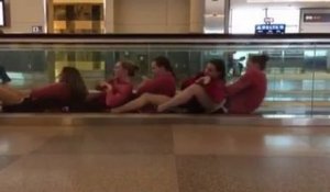 Les filles d'une équipe de natation passent le temps à l'aéroport
