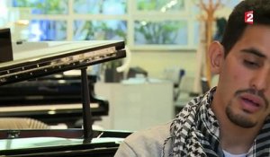 Migrants : le parcours étonnant d'un réfugié syrien, pianiste des camps