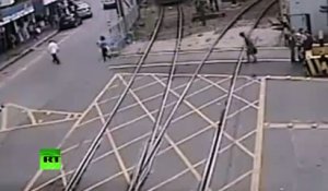 Un vieux Brésilien manque de peu de se faire écraser par un train mais garde son calme