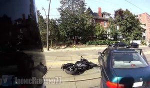 Un motard détruit une voiture