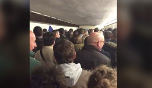 Des supporters chantent la Marseillaise pendant l’évacuation au Stade de France