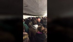 Des supporters chantent la Marseillaise pendant l’évacuation au Stade de France