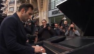 Attentats à Paris : il joue du piano près du Bataclan pour rendre hommage aux victimes