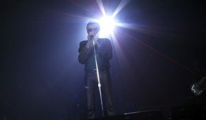 Johnny Hallyday rend hommage aux victimes des attentats sur scène