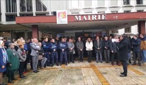 Arras: minute de silence devant la mairie