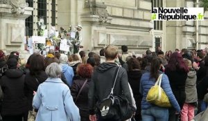 VIDEO. Tours : une minute de silence pour les victimes des attentats