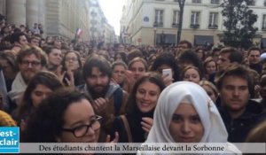 Des étudiants chantent la Marseillaise devant la Sorbonne