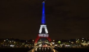 La tour Eiffel illuminée aux couleurs de la France