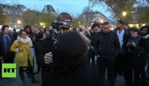 En plein Paris, un musulman à bras ouverts : « Je vous fais confiance, et vous ? Alors faites-moi un câlin»
