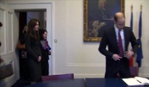 Attentats de Paris: Kate Middleton et le prince William rendent hommage aux victimes