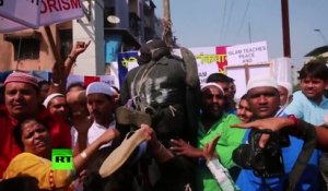 Des Indiens manifestent leur soutien à Paris, en frappant un mannequin à l’effigie d’un terroriste de Daesh