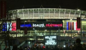 Les supporters arrivent à un Wembley drapé de bleu-blanc-rouge