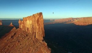 Record : Un français marche 500m au-dessus du vide dans le désert de l'Utah