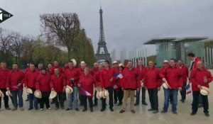 Réunis à Paris pour le Beaujolais nouveau, les vignerons rendent hommage aux victimes