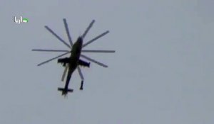 Un hélicoptère largue des bombes barils (Syrie)