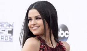 Exclu vidéo : AMA 2015 : Selena Gomez renversante pendant que Gigi Hadid créée la surprise !