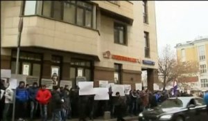 "C'est l'ambassade des meurtriers" : à Moscou, des manifestants se massent devant l'ambassade de Turquie