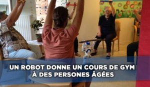 Un robot donne un cours de gym à des personnes âgées