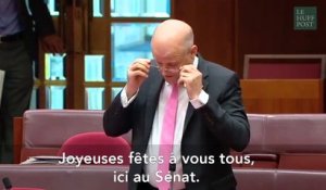 Pour faire passer son message, un sénateur australien chante un chant de Noël