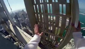 Il fait du freerun sans sécurité sur le bord d'un building de 307m à Dubaï
