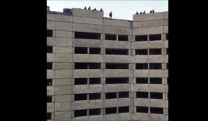 Un gars se rate en sautant du haut d'un batiment avec une corde trop longue