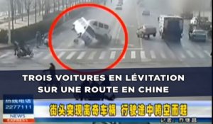 Trois voitures en lévitation sur une route en Chine