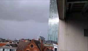 La plus haute tour de Manchester gémit dans le vent... Flippant