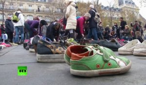 Des paires de chaussures «manifestent» Place de la République à la veille de la COP21