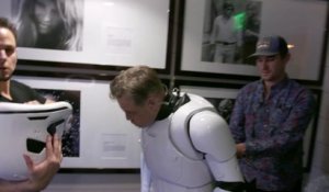 L'acteur Mark Hamill déguisé en Stormtrooper marche sur Hollywood Blvd