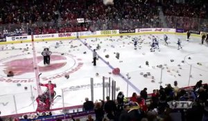 Teddy Bear Toss: plus de 28 000 peluches sur la glace de Calgary