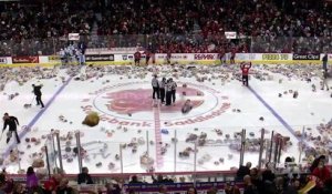 28000 ours en peluche lancés par les fans de Hockey pour le Petro-Canada Teddy Bear Toss