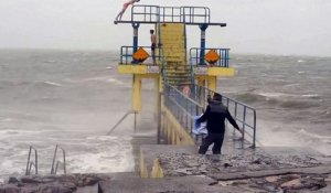 Deux jeunes inconscients font des plongeons pendant la tempête "Desmond"