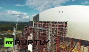 Ukraine : images aériennes de la construction du sarcophage du réacteur de la centrale de Tchernobyl