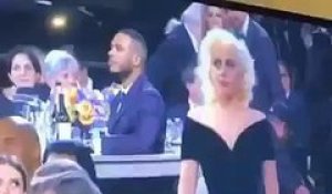 La réaction de Leonardo DiCaprio quand Lady Gaga se lève pour aller chercher sa récompense.